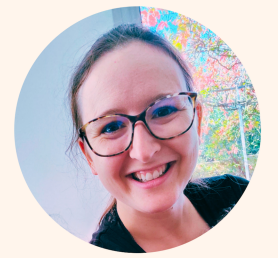 Photo de moi, Cécilia, la fondatrice de ce blog. Je suis en portrait, avec le sourire !