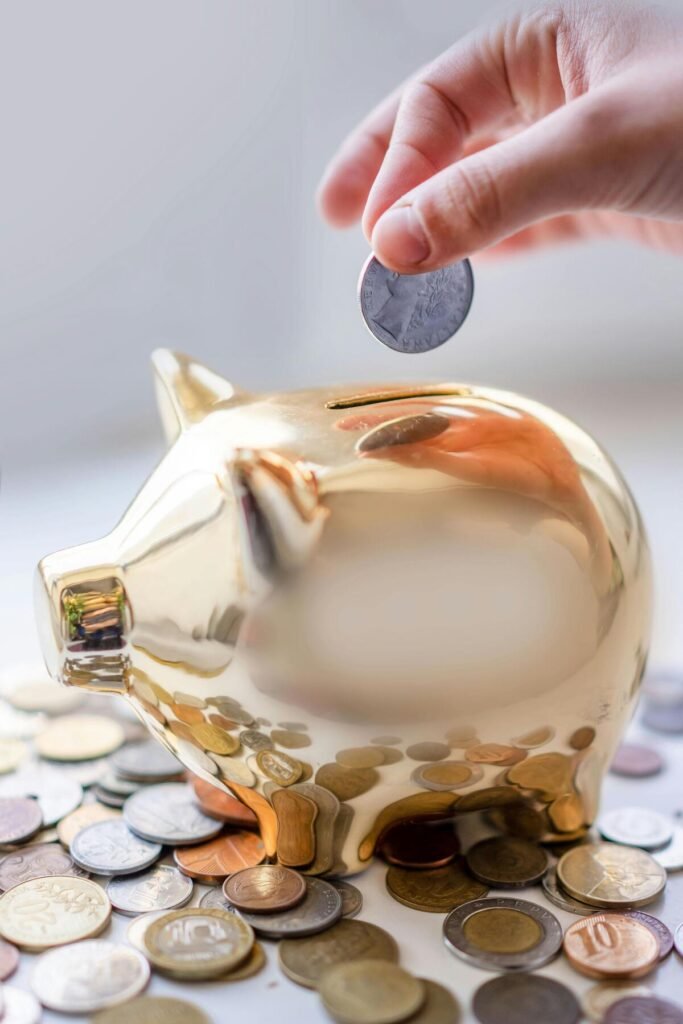 Cochon tirelire doré pour gérer son budget.