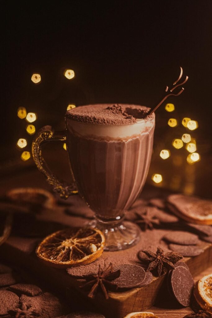 Délicieux chocolat chaud dans une tasse transparente