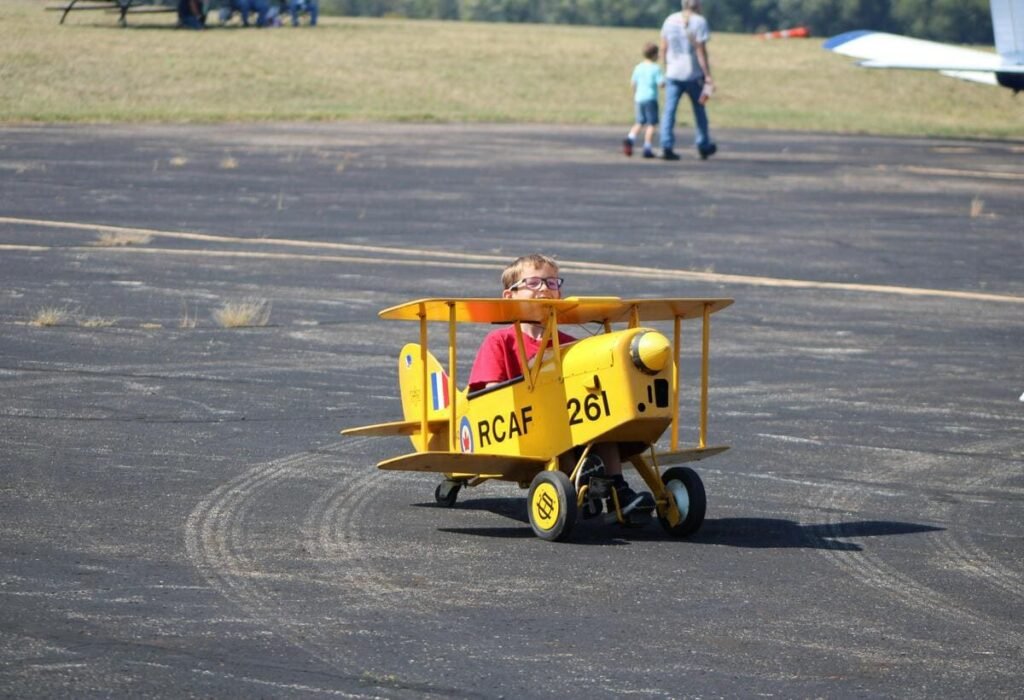Enfant dans un mini avion jaune