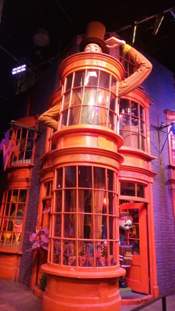 Magasin des jumeaux Weasley sur le chemin de traverse dans Harry Potter. Photo depuis les Warner Bros Studio à Londres